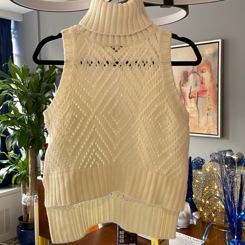 Elliatt. Short sleeve turtle neck. Cream. Size S